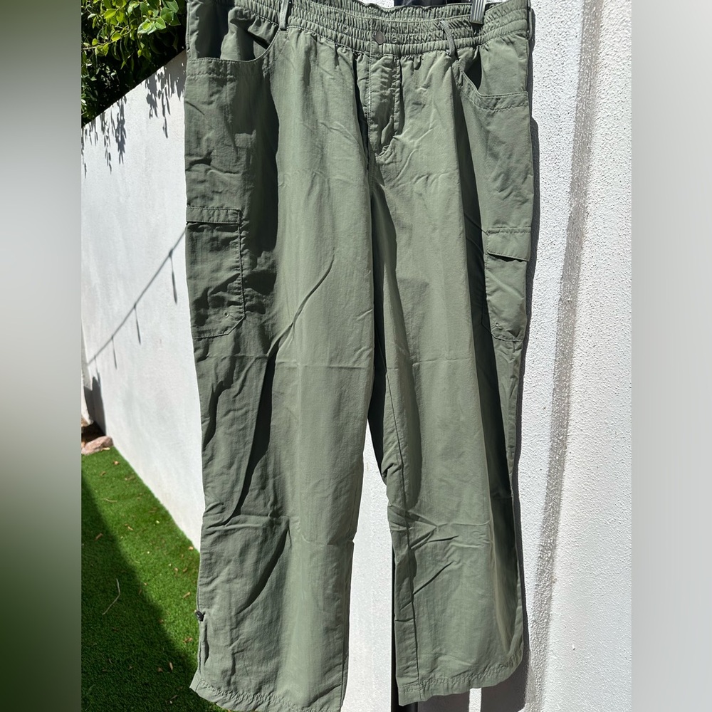 Columbia Cargo Pants in Olive